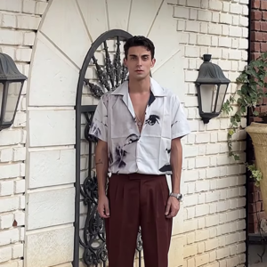 Stylish Men's Short-Sleeved Camp Collar Shirt with Abstract Print and Pleated Trousers