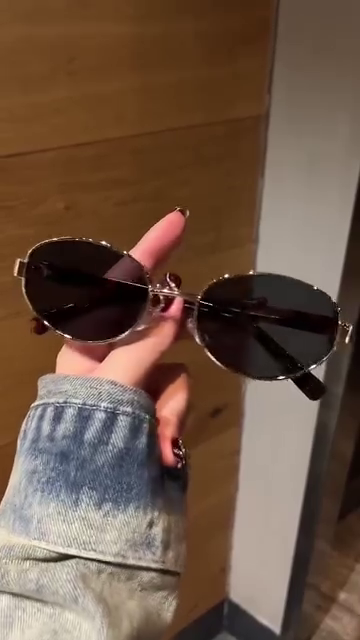 Retro Oval Sunglasses with Slim Metal Frame and Dark Lenses
