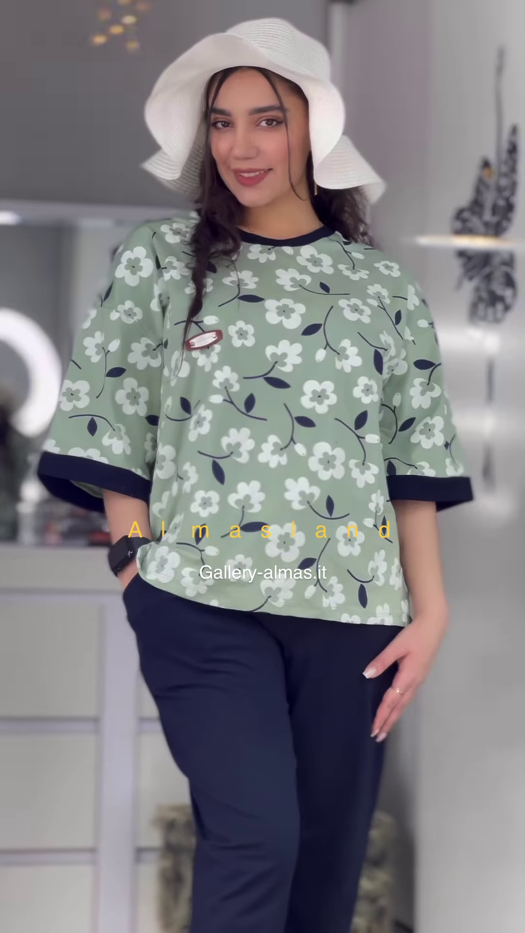 Floral Print Short-Sleeved Pajama Top with Solid Color Pants - Image 2