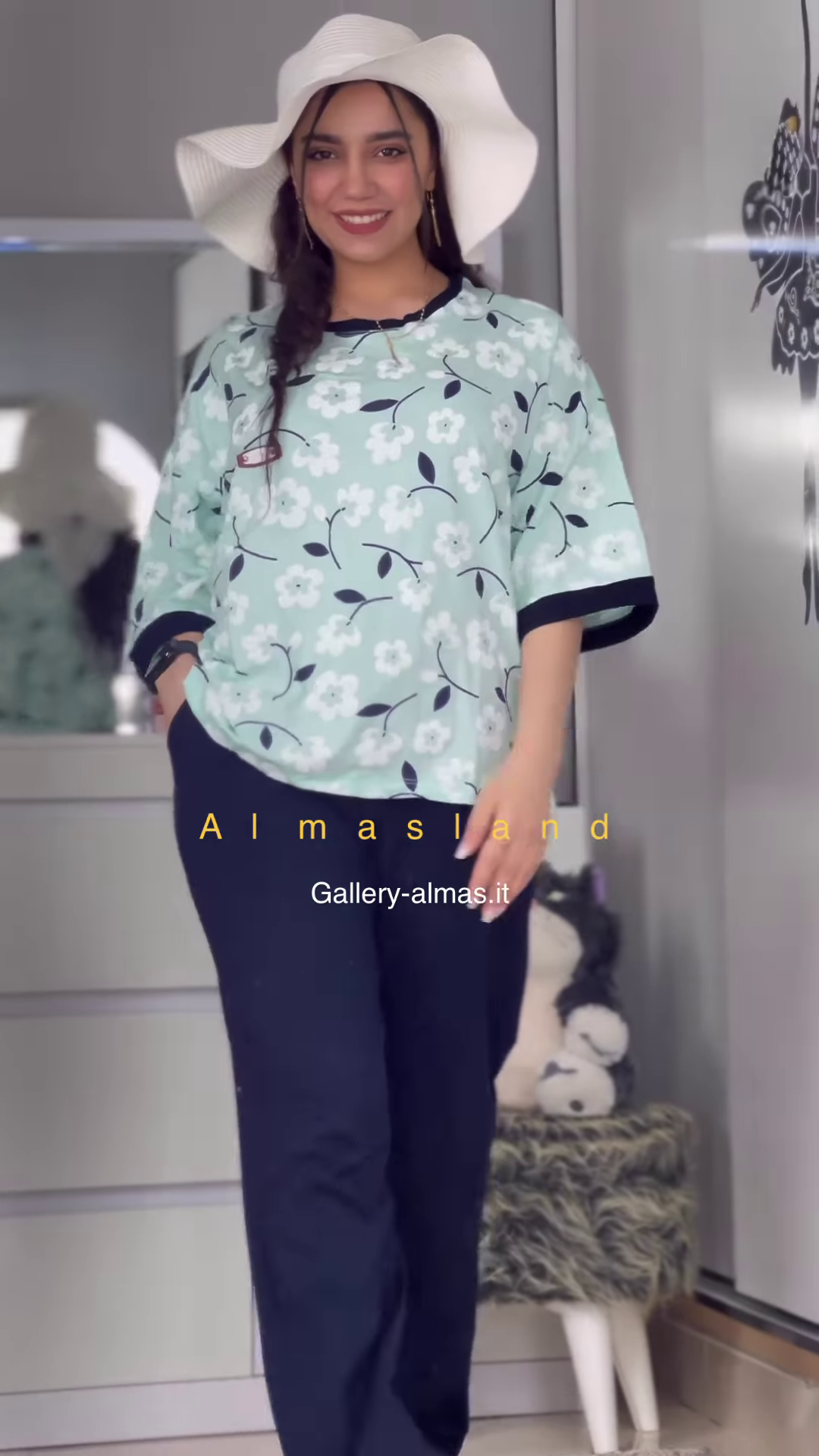 Floral Print Short-Sleeved Pajama Top with Solid Color Pants - Image 4